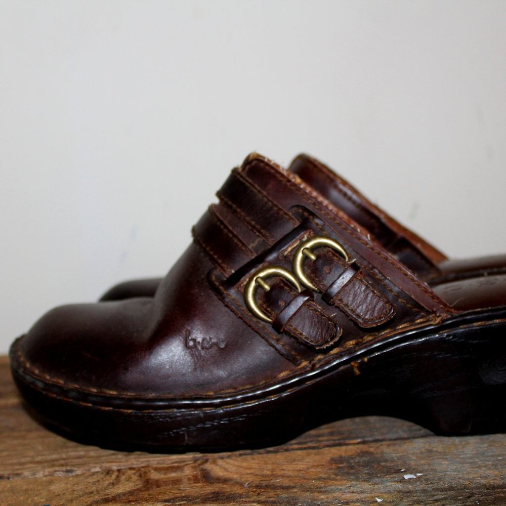 B.O.C. LEATHER CLOGS WITH BUCKLE WOMENS SIZE 38 (APPROX 7.5)